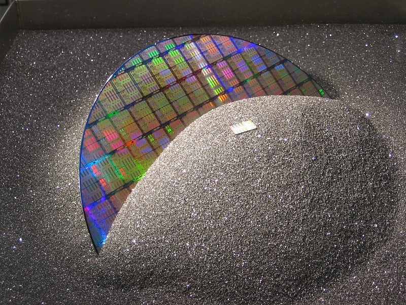 为何超纯硅晶体是制造半导体材料?