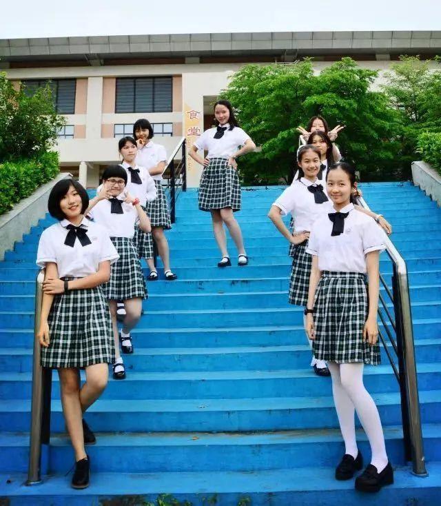 为什么贵族学校的女生校服是"短裙"?普通学校却是长裤