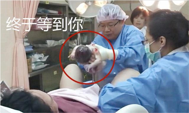 丈夫抓拍妻子顺产时3张经典照片忍不住泪崩母爱真的很伟大
