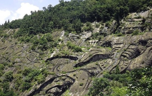 就酆都鬼城,这也是一个真实存在的景点,就在重庆市,这个鬼王石刻也是