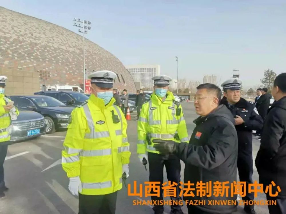 大同市交警支队支队长杜小军来到两会安保现场检查指导工作