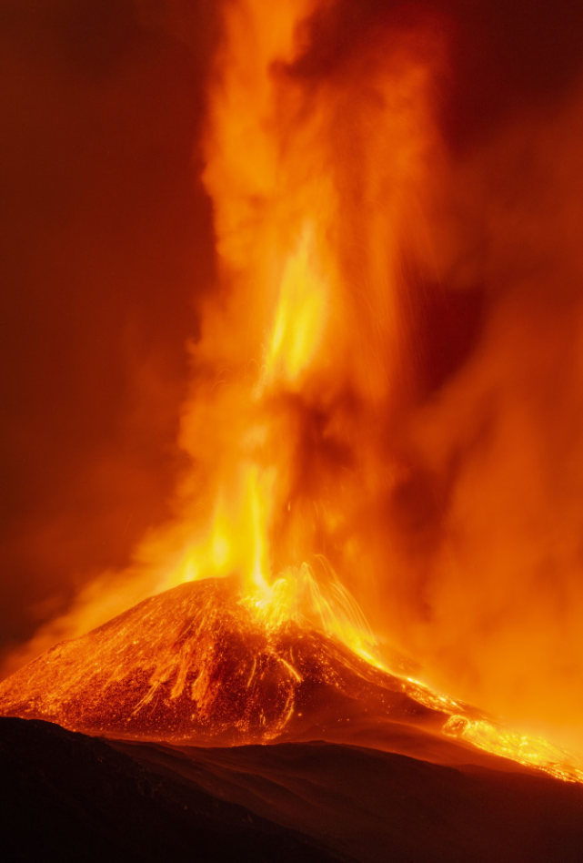 欧洲最高活火山六天内第四次爆发 熔岩火山灰弥漫 许会引发海啸