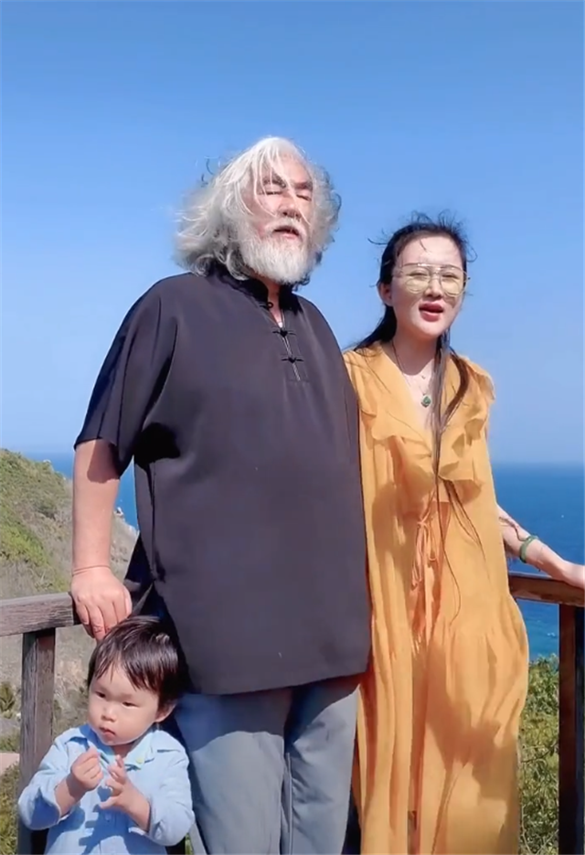 张纪中一头白发,不过精神状态却很好.年轻的妻子则倚靠在他的身旁.