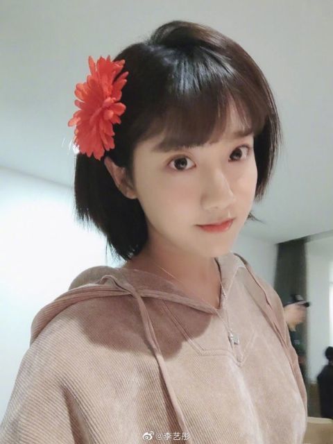 李艺彤晒短发美照 粉丝赞其自带仙女滤镜