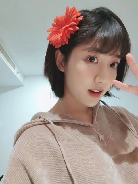 李艺彤晒短发美照 粉丝赞其自带仙女滤镜