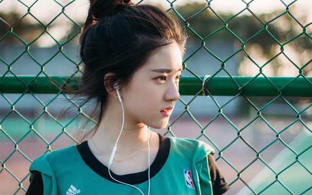 赵露思成功减重15斤,从圆脸逆袭成小v脸,意外撞脸赵丽颖