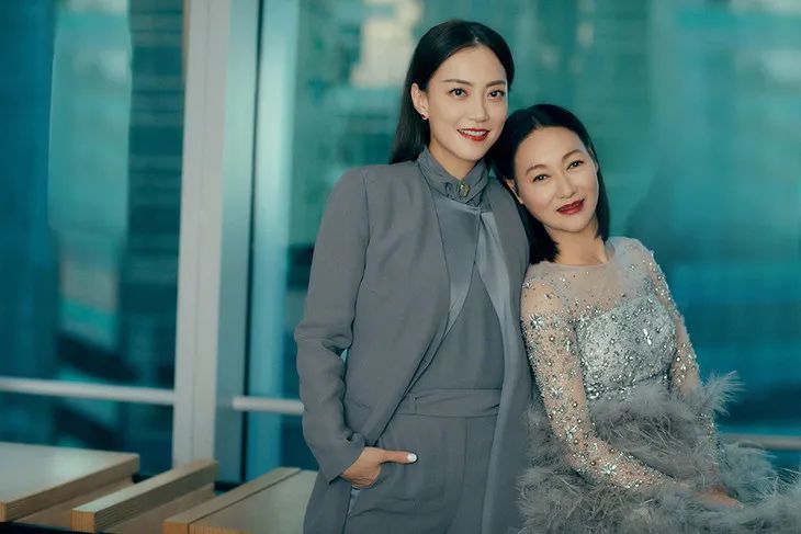 用强势来形容霍汶希并不准确,围观群众更嗑的是她身上那股"姬圈大佬"