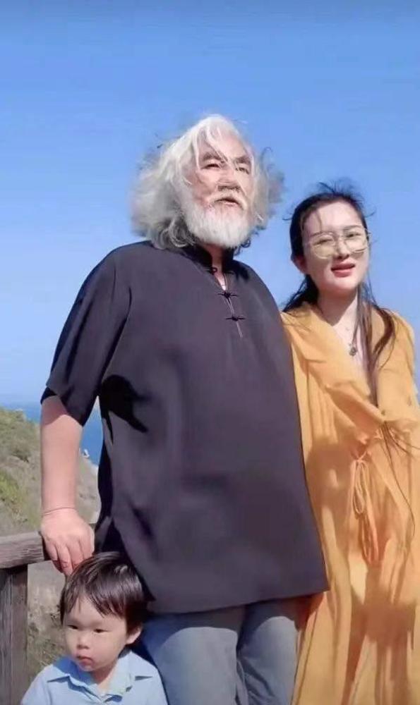 张纪中一家三口外出!儿子单眼皮抢镜,娇妻穿纱裙扮嫩脸圆润好多