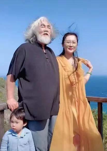 张纪中一家三口外出!儿子单眼皮抢镜,娇妻穿纱裙扮嫩脸圆润好多