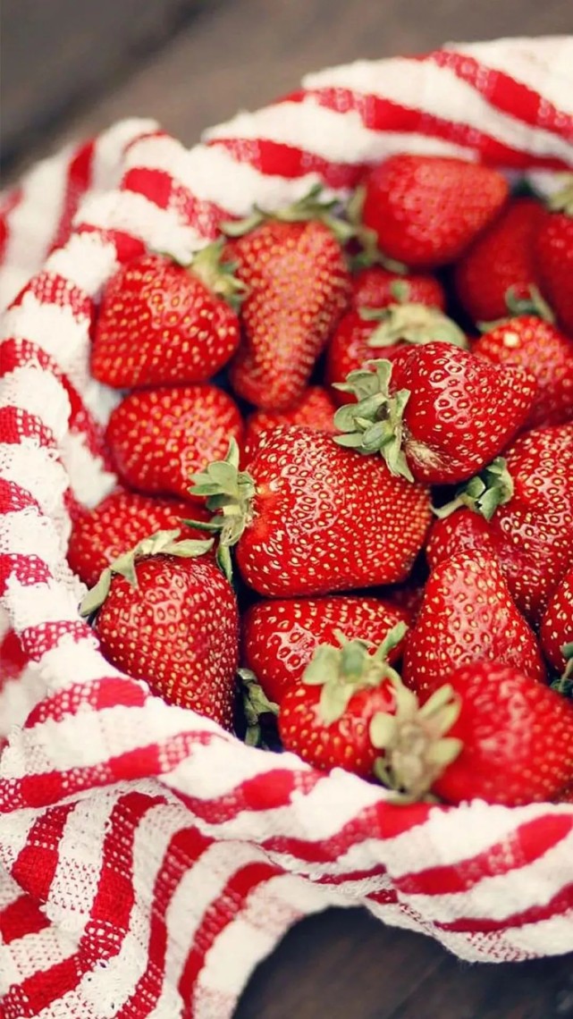 草莓壁纸:草莓牛奶,没有你甜.