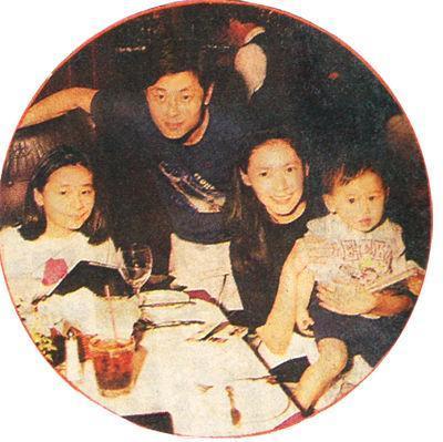 1986年王杰带着2岁女儿跑龙套,成名后被赌博母亲把钱败光