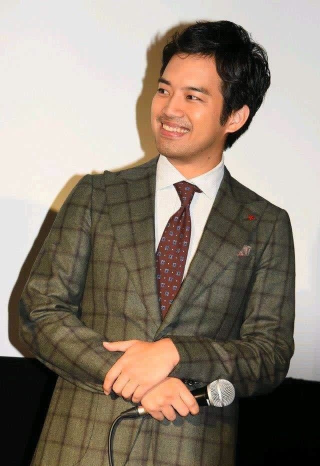 山口百惠的儿子们帅出个性,同穿西服一个英武一个文雅,很有范