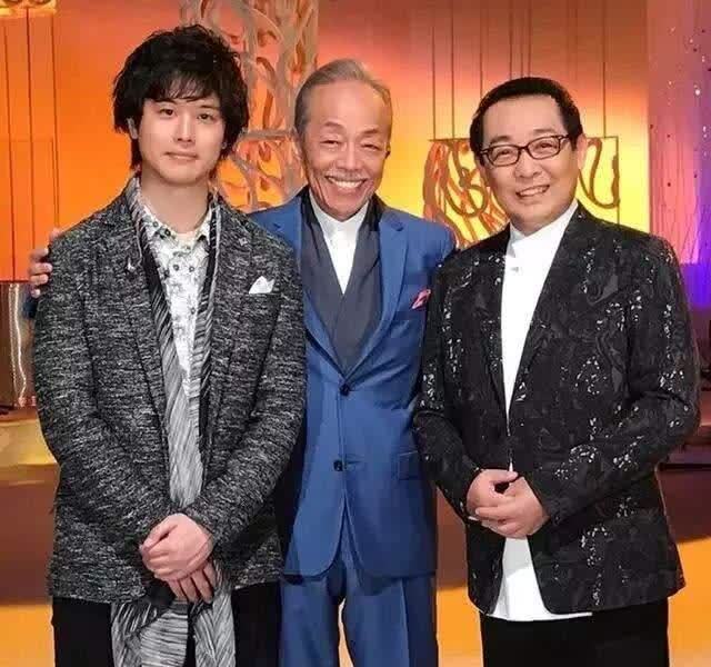 山口百惠的儿子们帅出个性,同穿西服一个英武一个文雅,很有范