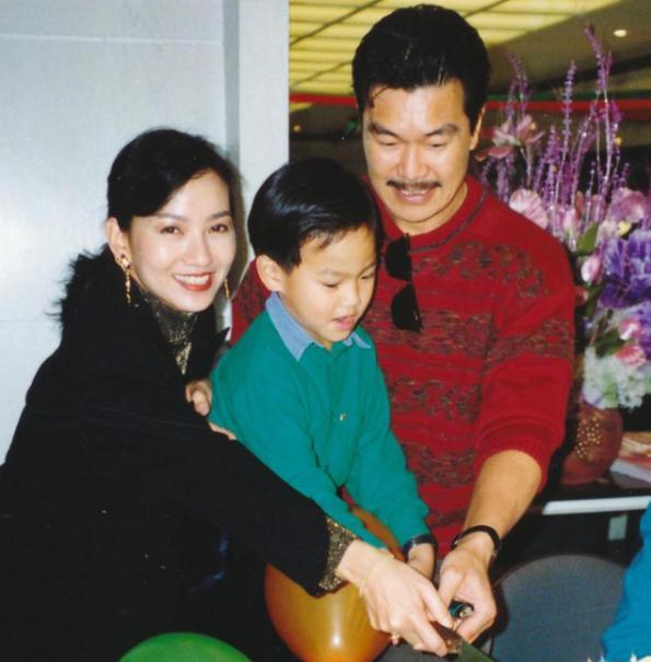 就在上午0939,红了44年,二婚嫁"龙套男"的赵雅芝,又曝新情况