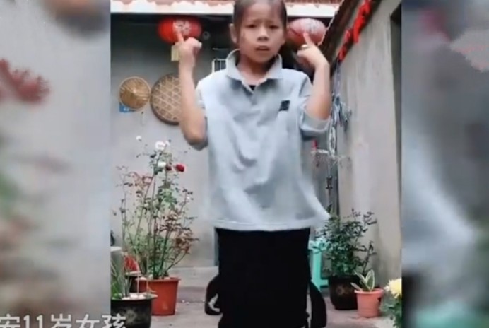 11岁农村女孩跳舞家人反对,唯独妈妈支持,你怎么看?