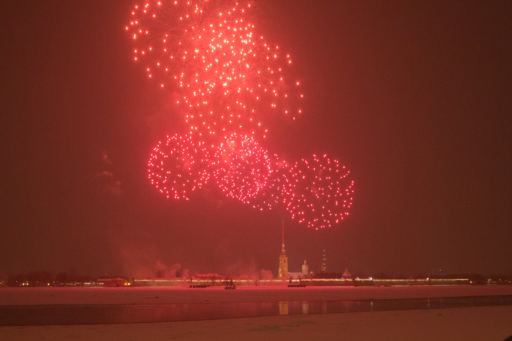 2月23日,俄罗斯圣彼得堡彼得堡罗要塞上空燃起烟花.