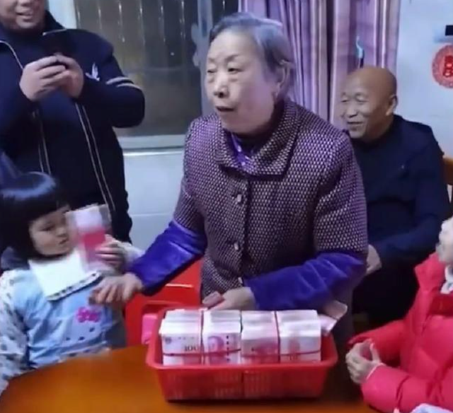 外婆过年发80万压岁钱筐子里装的全是现金网友缺亲戚吗