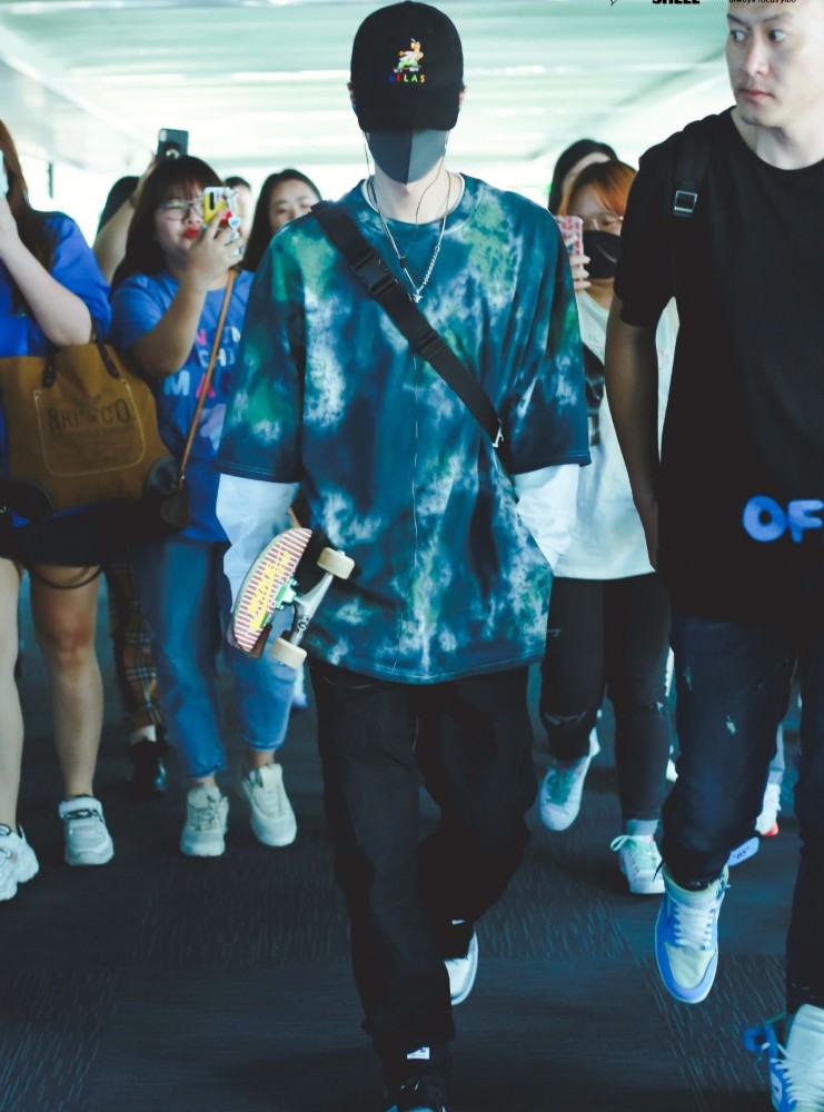 王一博与大8岁女演员拍戏,谁注意他的生理反应?谈过恋爱就懂了