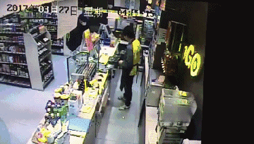 俩男子打飞的抢劫3店后崩溃 怒斥杭州没现金 图片 20695 469x267