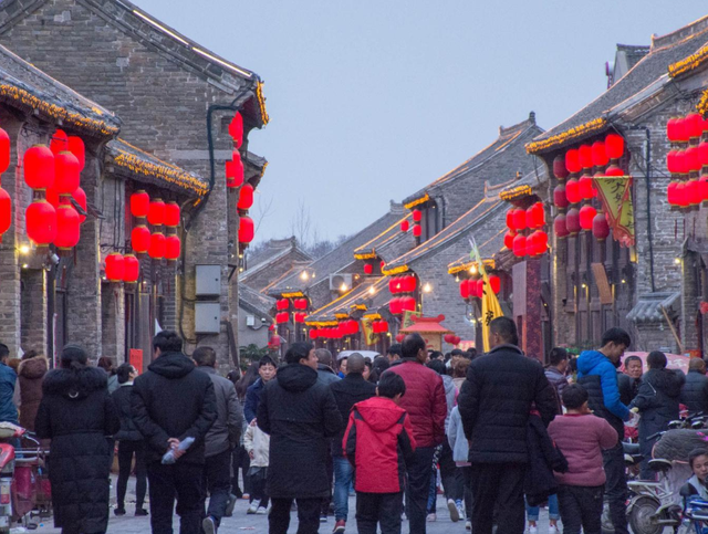 这里也有着众多的旅游景点,从嵩山少林寺到洛阳龙门石窟,从网上大火的