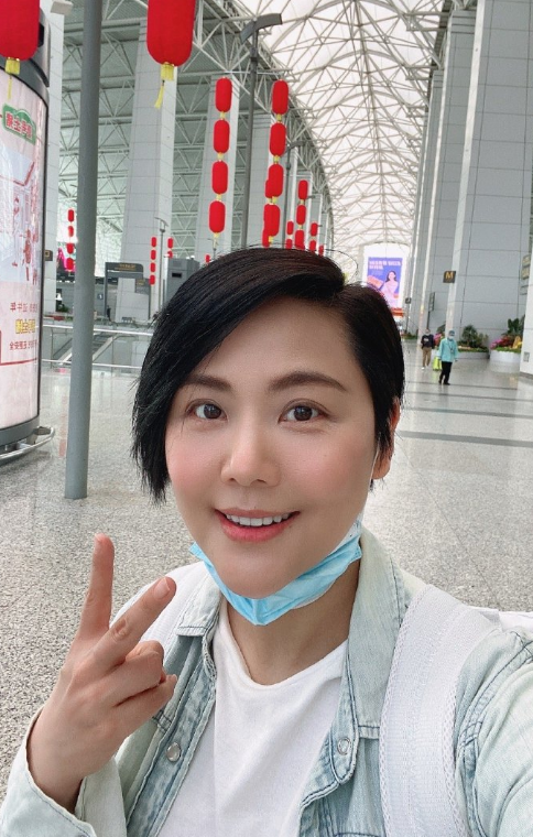 柳红陈莹晒开工照生二胎7个月脸部圆润眼角细纹明显