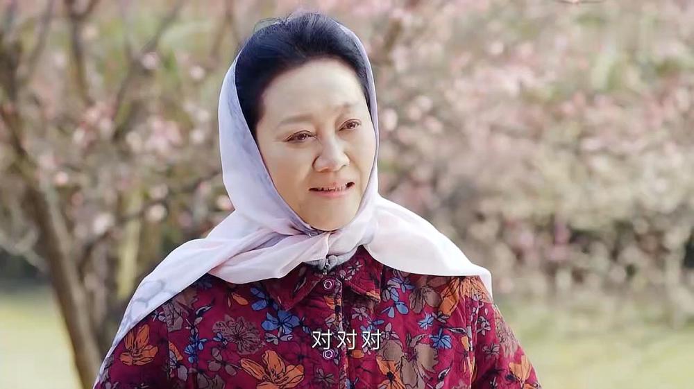 她是张嘉译的"妈",国家一级演员,从来没演过主角,却越