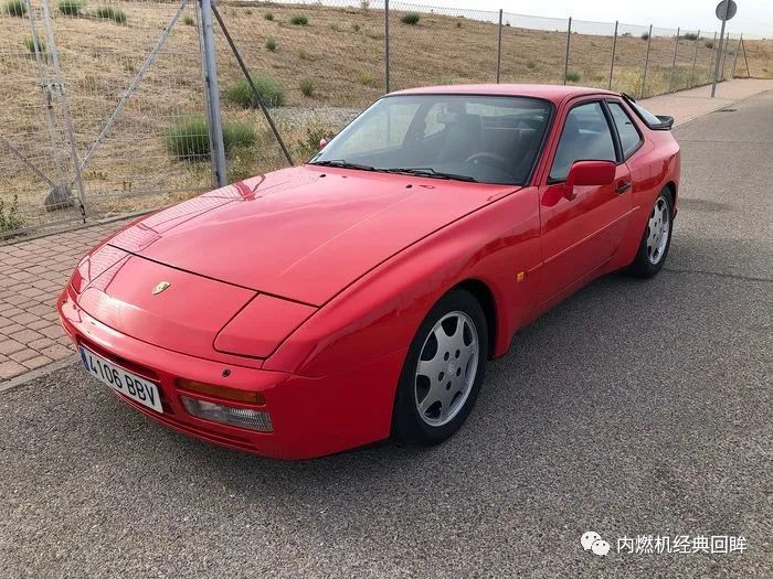 上世纪80年代的经典保时捷1988年的保时捷944 turbo.