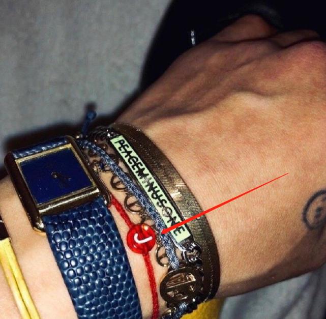 此外,权志龙晒出的牵手照,也被扒出对方手上的痣的位置和jennie重合.