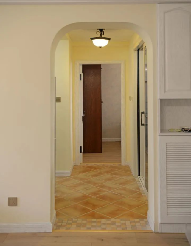 玄关鞋柜旁边的拱形门,旁边是厨房,卫生间和卧室.