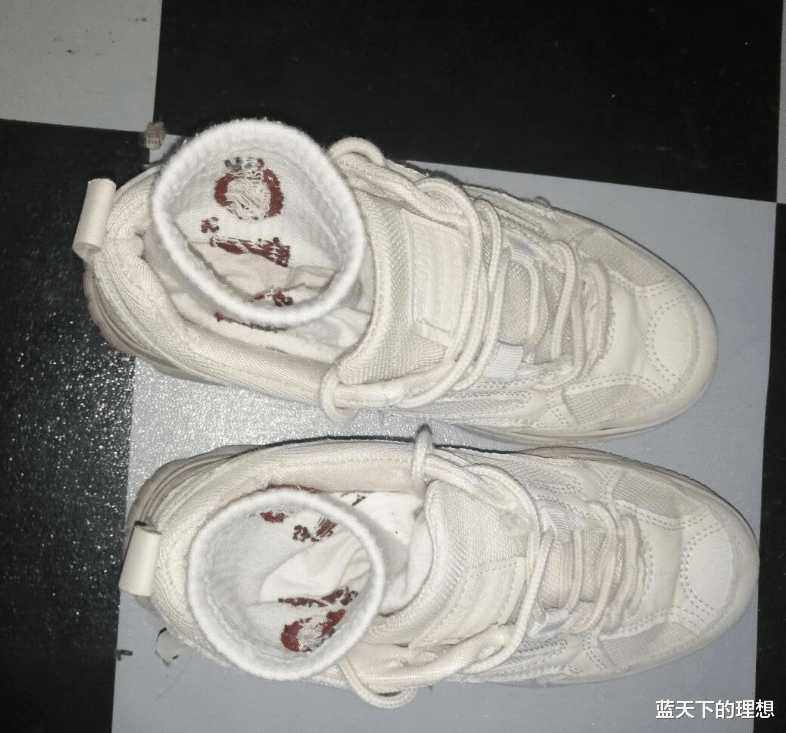看着老婆摆放的鞋我陷入了深思这袜子是怎么做到的呢