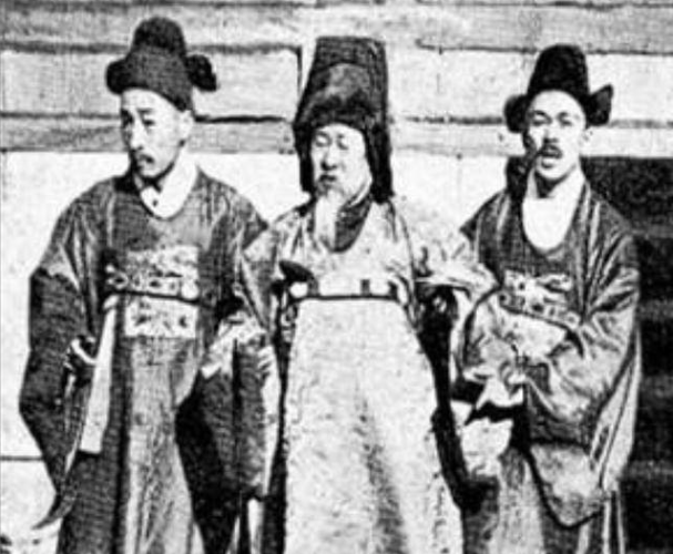朝鲜总督府门前的李完用(箭头所指) 汉城市民听说李完用勾结日本逼