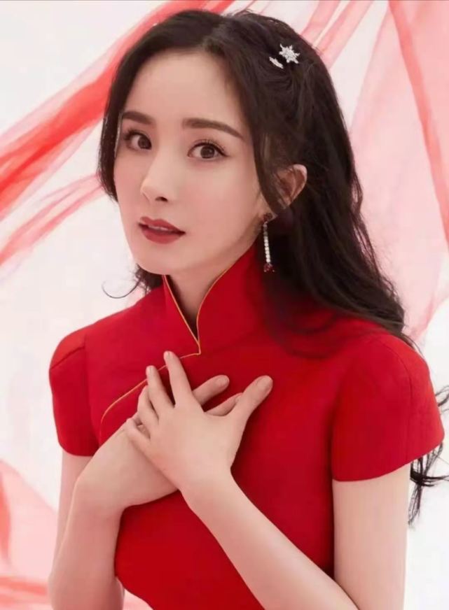 杨幂玩转时尚也太厉害了,穿鲜艳的大红色改良旗袍,美