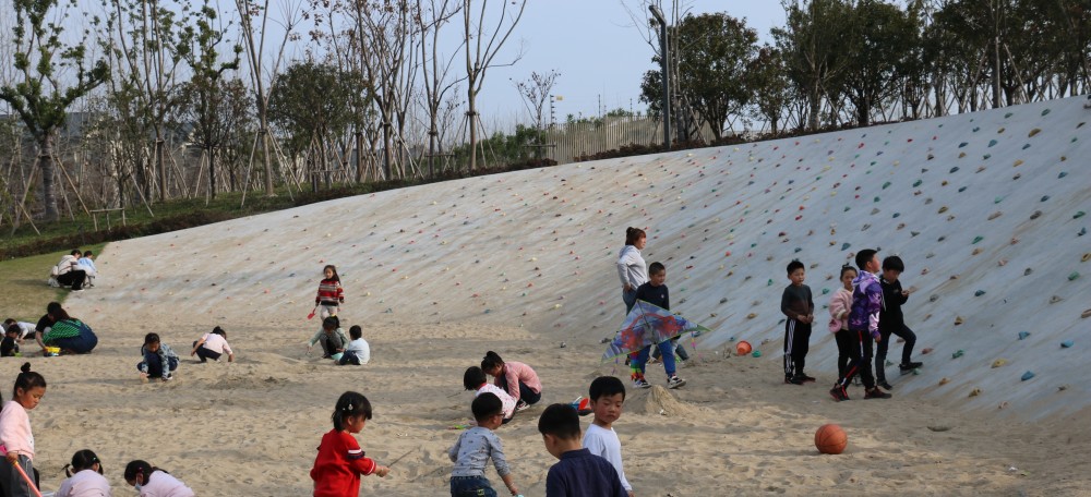 值得一提的是,钱塘生态公园是杭州首座建在污水处理厂上方的生态公园