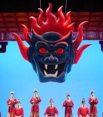 美女带家传面具鉴宝,称先祖祭祀所用,专家看完:千古文物