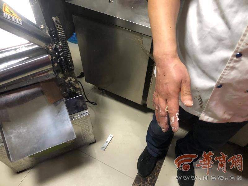 男子手卡压面机西咸消防员5分钟火速救援