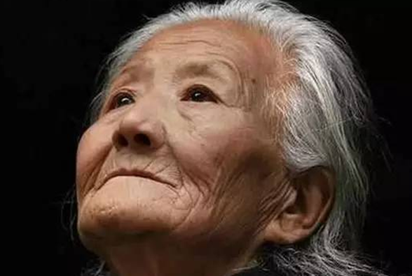 在村庄的尽头,一个满头银发的老人正在翘首以盼.