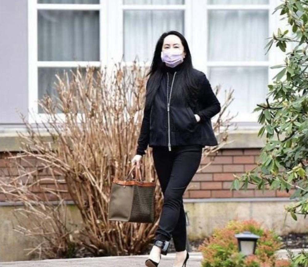 孟晚舟无惧任何束缚,小香风造型尽显贵气优雅,丈夫陪伴左右_腾讯新闻