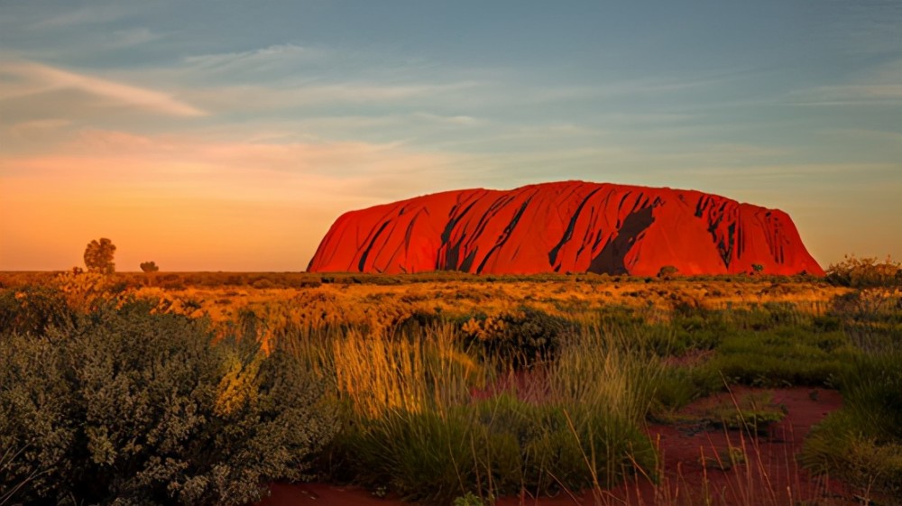 澳大利亚的乌鲁鲁红色巨型岩石.