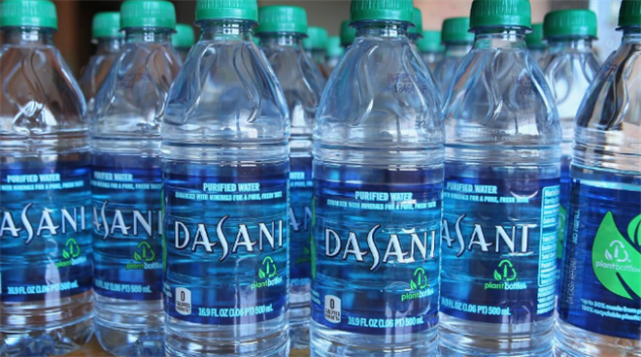 而除了气味难闻外,可口可乐公司生产的达萨尼矿泉水还曾因为"水质"