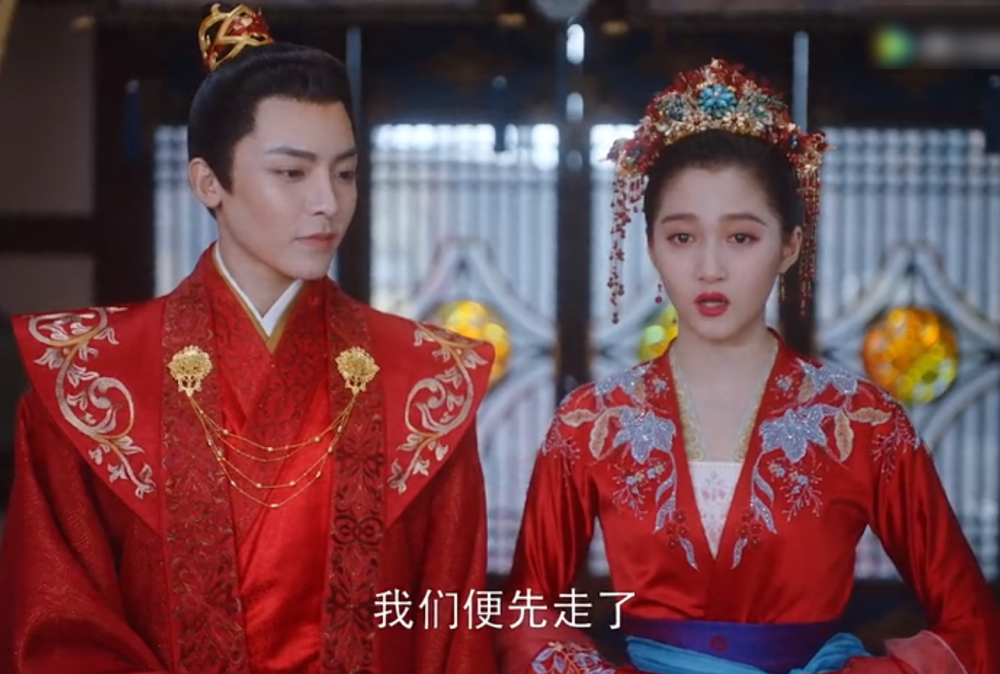 关晓彤穿婚纱被侯明昊扑倒,鹿晗看了要脸红,我却在意她的细胳膊