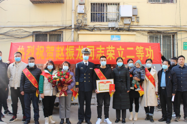 近日,河南省义马市相关领导一起来到二等功臣赵振龙家中,采取军地联合