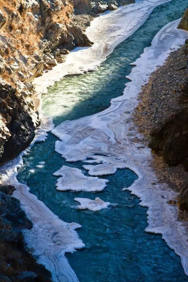 初冬的黑河大峡谷半冰半水美成冰雪王国