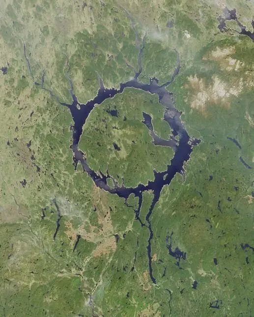 坑 形态瞩目,被称为"魁北克之眼" 它积水成湖 形成独一无二的环形水系