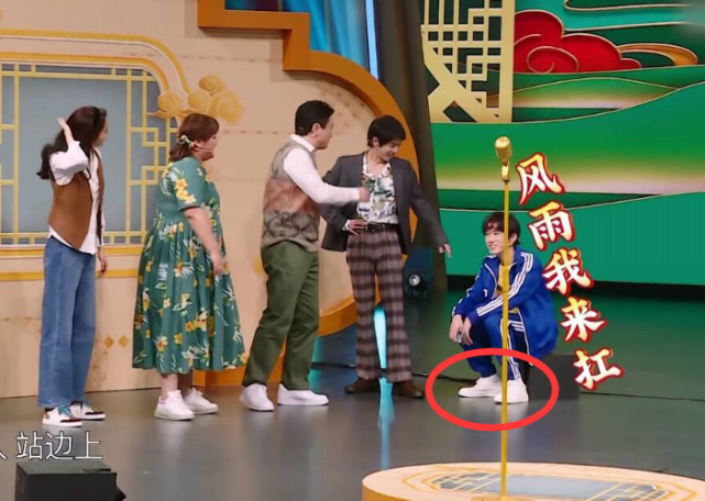 宋亚轩穿蓝白杠运动服脚上的鞋子格外抢镜这才是对80年代的尊重