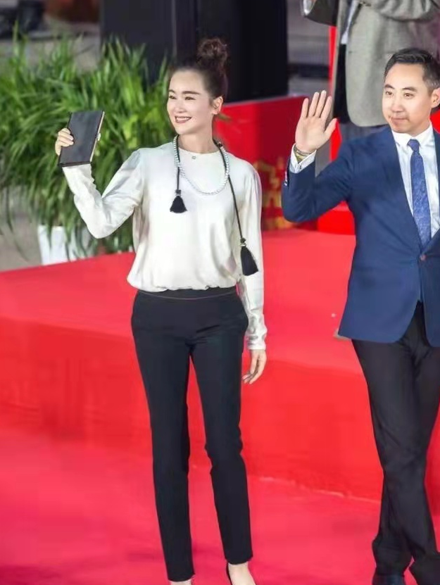 左小青穿搭越来越少女,不规则西装配半裙,在女团里也