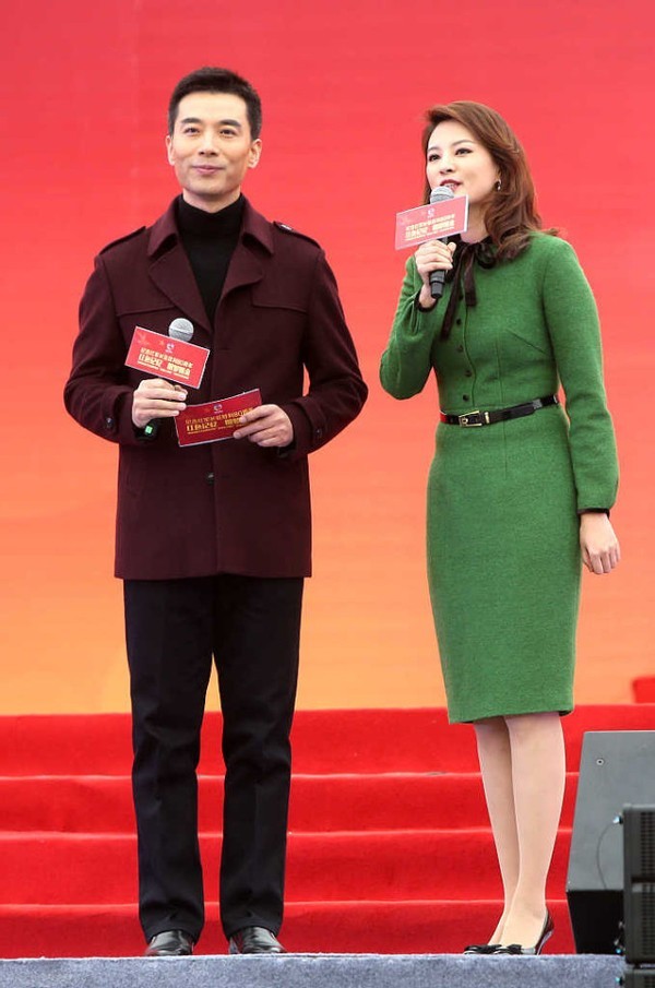 刘芳菲的气质和年龄成正比酒红裙尽显大气不配腰带曲线仍清晰