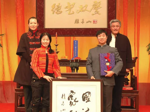 低沉的嗓音让孙立荣在舞台上被称为"舞台上的黑山老妖,因为一直