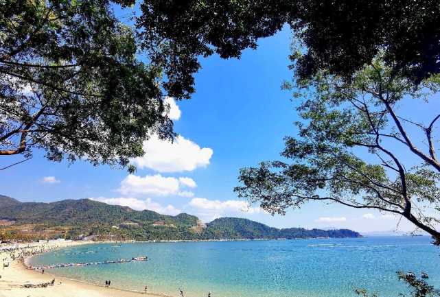 深圳大梅沙海滩风景,漫步海滨栈道吹吹海风,拍拍照片