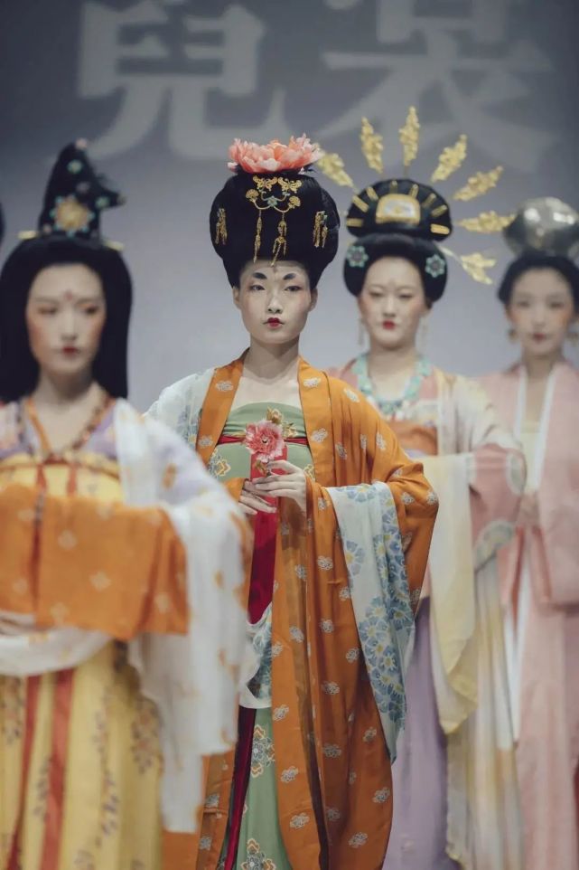 从洛水霓裳到唐宫夜宴:国风与国宝碰撞 究竟有多惊艳