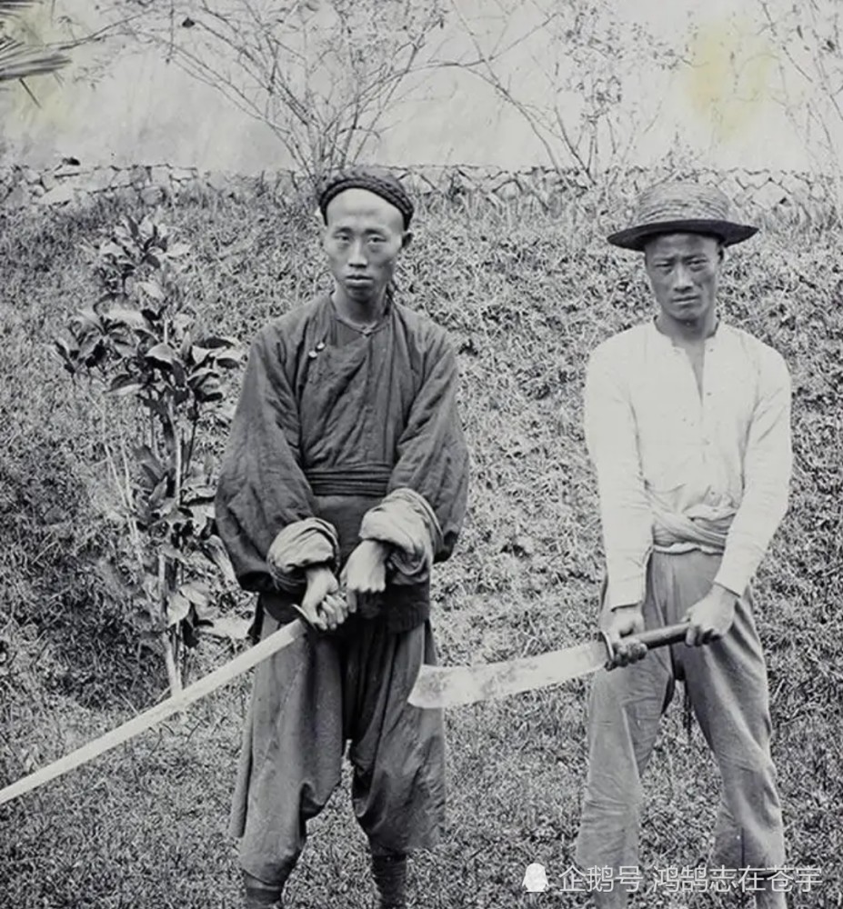 清末老照片,刽子手手持刀剑一脸阴鸷,男子辫子当圆规画几何图形